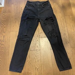 Black mom jean with rips